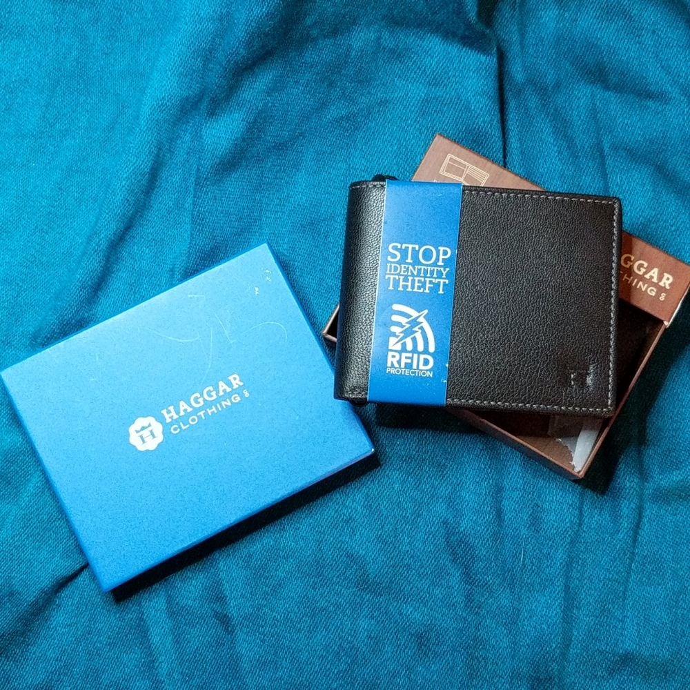 Haggar Men's Leather RFID wallet